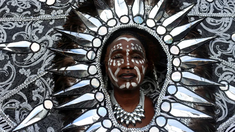 Fotografija: V newyorškem Brooklynu je potekal vsakoletni karneval vzhodno indijansko-ameriške kulture (West Indian-American Carnival Day Parade).  Foto Gabriela Bhaskar Reuters