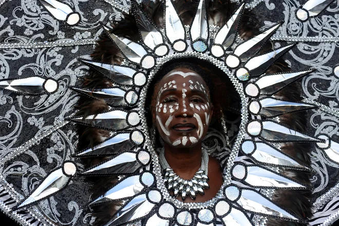 V newyorškem Brooklynu je potekal vsakoletni karneval vzhodno indijansko-ameriške kulture (West Indian-American Carnival Day Parade).&nbsp; Foto Gabriela Bhaskar Reuters