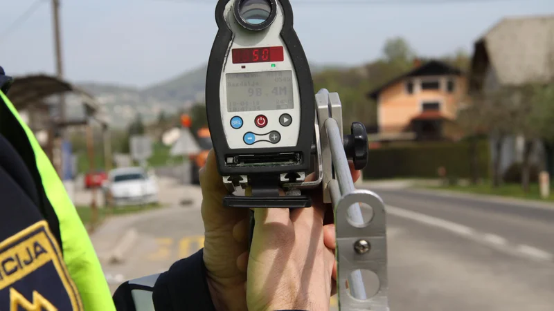 Fotografija: Za omenjeni prekršek je predpisana globa 1200 evrov in 18 kazenskih točk, so sporočili s Policijske uprave Ljubljana. FOTO: Policija