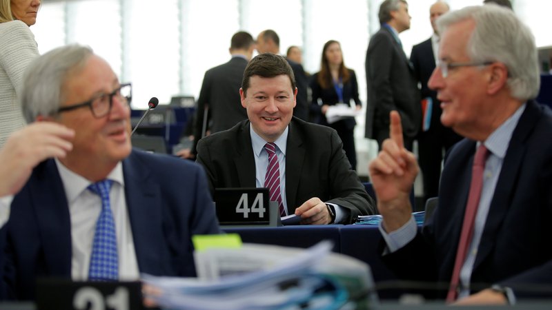 Fotografija: Martin Selmayr za predsednikom evropske komiisje Jean-Claudom Junckerjem in glavnim pogajalcem za brexit Michelom Barnierem. FOTO: REUTERS/Vincent Kessler