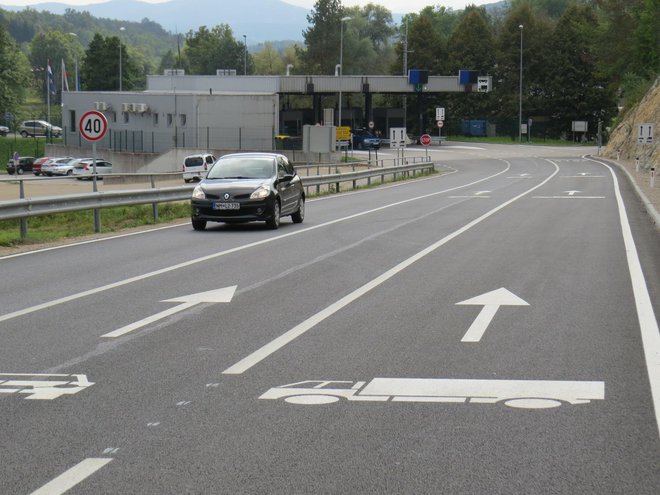 Dodatno vozišče so zgradili, zdaj morajo pristojne službe zadostiti schengenskim standardom. FOTO: Bojan Rajšek/Delo