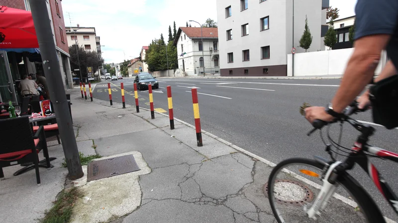 Fotografija: Avtobusi bodo po obnovi ustavljali na vozišču, potniki bodo čakali pod nadstreškom na sedanjem postajališču
FOTO Mavric Pivk