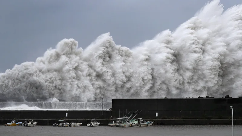 Odpovedati so morali skoraj 80 poletov in številne vlake. FOTO: Kyodo/Reuters