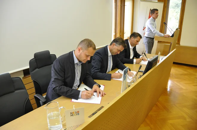 Danes so v Novem mestu v občinski stavbi na Rotovžu podpisali pogodbo o pristopu lokalne skupnosti k projektu Pametno mesto. Na fotografiji (z leve) Igor Bohorč, direktor strateške poslovne enote Telekom Slovenija, novomeški župan Gregor Macedoni in Gregor Potočar, direktor podjetja SAP Slovenija. FOTO: Bojan Rajšek/Delo