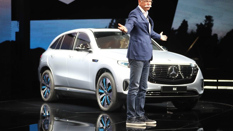 Fotografija: Električni SUV EQC je v galeriji Artipelag v Stockholmu predstavil javnosti prvi mož Daimlerja in Mercedesa Dieter Zetsche. FOTO: AFP
