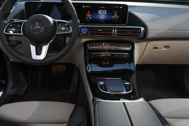 V notranjosti je prepoznavno okolje sodobnejših Mercedesov, z nekaterimi prikazi, ki so prilagojeni električnemu pogonu. FOTO: AFP