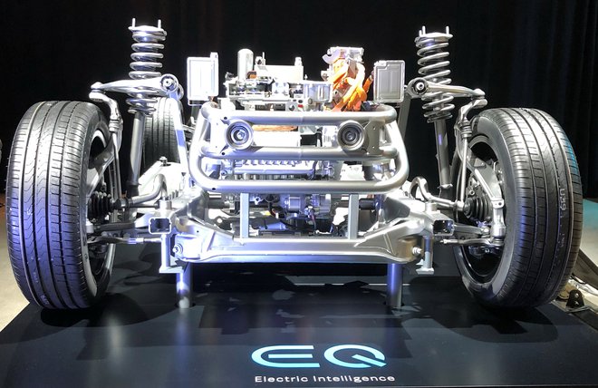 Mercedesov SUV ima dva električna motorja ter velik sklop litij-ionskih baterij v dnu vozila. FOTO: AFP