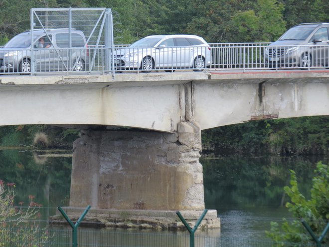 Čeprav nosilni steber na mostu čez Kolpo dobesedno razpada, na DRSI zatrjujejo, da je objekt povsem varen. FOTO: Bojan Rajšek/Delo