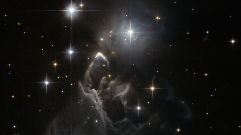 Fotografija: Hubble je med "naključnim" fotografiranjem, kot pri Nasi pravijo posnetkom, ki nastanejo v sicer zelo redkih trenutkih, ko teleskop ne izvaja daleč vnaprej načrtovanih opazovanj, posnel skrivnostno meglico IRAS 05437+2502. Kljub navidez neznanski količini snovi, ko se ozremo v kateri koli del neba, je to le štiri odstotke vsega, kar sestavlja vesolje. Temna sila bi utegnila biti ključ do spoznanja o preostalih 96 odstotkih.