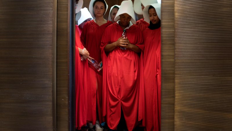 Fotografija: Ženske, oblečene v dekle iz serije Deklina zgodba (The Handmaid's Tale), stojijo v dvigalu senata, ko nominiranec vrhovnega sodišča Brett Kavanaugh začenja prvi dan zasliševanja pred ameriškim senatom v Capitol Hillu. Najnovejši kandidat Donalda Trumpa Brett