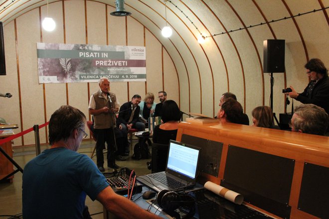 Literarni dogodek je potekal v največji dvorani Bunkerja Škrilj, ki je bil zamišljen kot komunikacijski center objekta. Foto Simona Fajfar