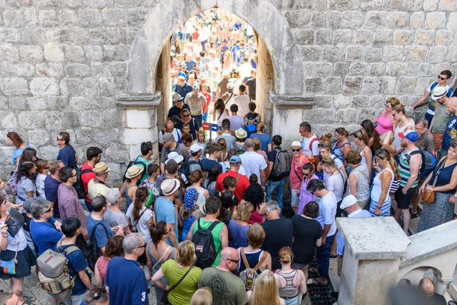 Pred uvedbo omejitve se je v stari del Dubrovnika nagnetlo po deset tisoč turistov na dan. FOTO: Cropix