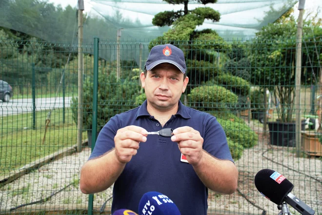 Vodja preventive v PGE Celje Damjan Kmetič na predstavitvi gasilskega ključa s ključem za Simbio. FOTO: Brane Piano