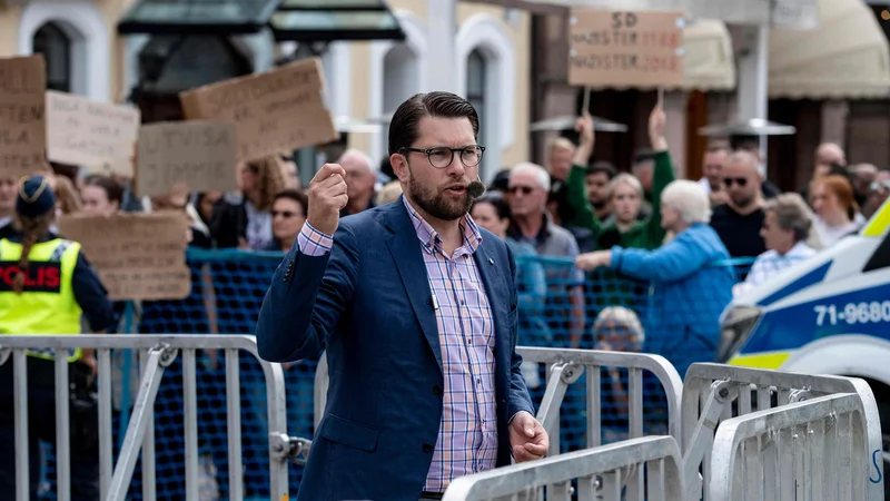 Fotografija: Švedski demokrati in njihov karizmatični vodja Jimmie Åkesson imajo zgodovinsko priložnost, da postanejo druga največja stranka v riksdagu. FOTO: AFP