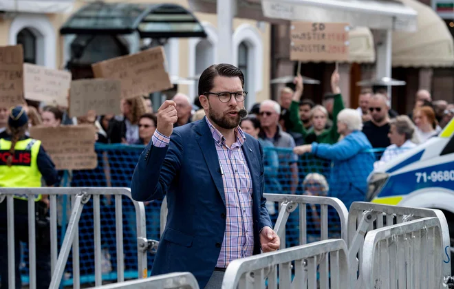 Švedski demokrati in njihov karizmatični vodja Jimmie Åkesson imajo zgodovinsko priložnost, da postanejo druga največja stranka v riksdagu. FOTO: AFP