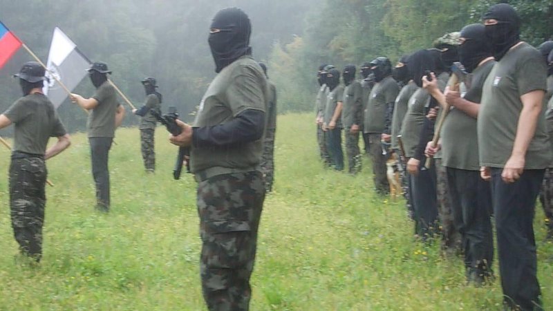 Fotografija: Na družbenih omrežjih so se pojavili posnetki urjenja zamaskiranih oboroženih moških v vojaških oblačilih. FOTO: Slovenka TV