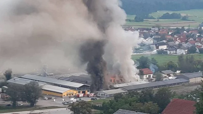 Na delu je veliko gasilcev. FOTO: DolenjskaNews
