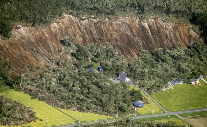 Po potresu so zabeležili še večji popotresni sunek z magnitudo 5,3 in več manjših. FOTO: Kyodo/Reuters