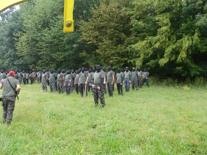 V preiskavi navedenih kaznivih dejanj so kriminalisti ugotovili, da je bil določen del oseb, ki so bile 1. septembra 2018 prisotne na zborovanju na območju Apač, s strani organizatorjev zaveden. FOTO: Slovenka Tv