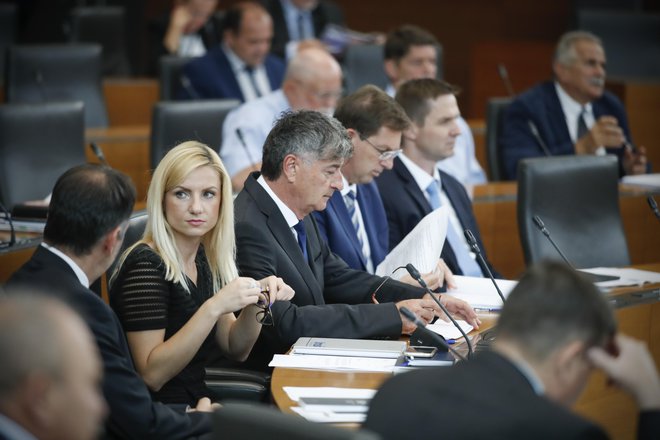 Rudi Medved, poslanec LMŠ, sedi na desni strani predsednika SMC Mira Cerarja. FOTO: Uroš Hočevar