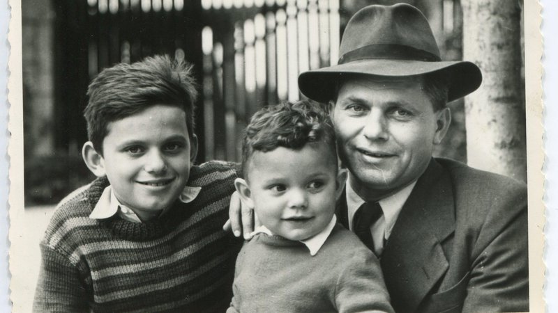 Fotografija: Pisatelj Miško Kranjec s sinovoma Miškom mlajšim in Matjažem leta 1958. Oba sta šla po očetovih stopinjah. Matjaž je postal uspešen novinar, Miško mlajši pa fotograf. FOTO arhiv družine Kranjec
