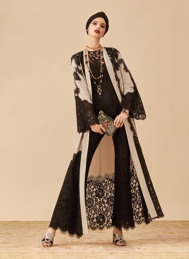 Potencial muslimanske ženske tako in drugače odkrivajo tudi pri modni hiši Dolce & Gabbana. Na fotografiji kreaciji iz predjesenske kolekcije abaya 2019.