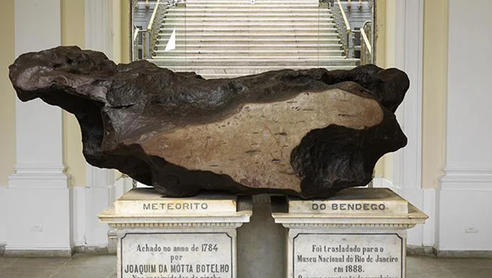 Fotografija: Meteorit Bendegó pri vhodu v Narodni muzej Brazilije, ki tehta več kot pet ton, v požaru ni bil poškodovan
FOTO: Narodni muzej/AP