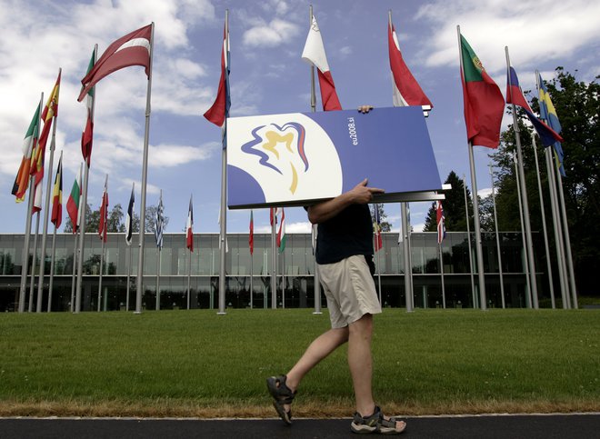 Snemanje zastave od koncu slovenskega predsedovanja EU leta 2008. FOTO: Srdjan Zivulović/Reuters
