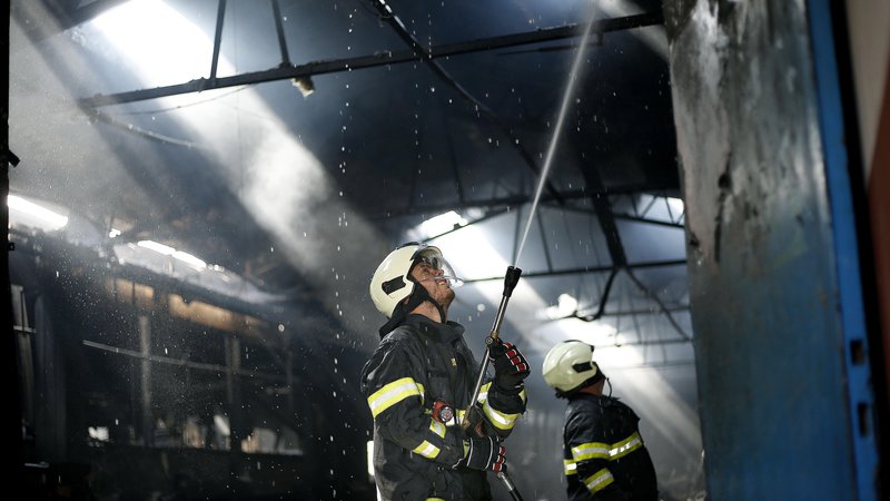 Fotografija: Po besedah poveljnika štaba Civilne zaščite v občini Straža je požar gasilo okoli 70 gasilcev. Požar so pogasili okrog 1. ure zjutraj, nato pa vzpostavili požarno stražo. FOTO: Blaž Samec/Delo