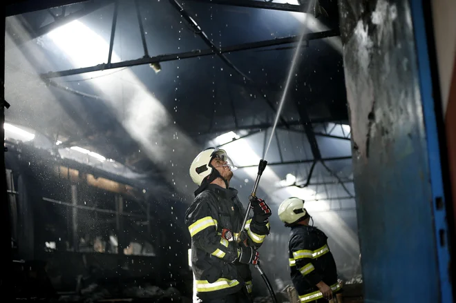 Po besedah poveljnika štaba Civilne zaščite v občini Straža je požar gasilo okoli 70 gasilcev. Požar so pogasili okrog 1. ure zjutraj, nato pa vzpostavili požarno stražo. FOTO: Blaž Samec/Delo