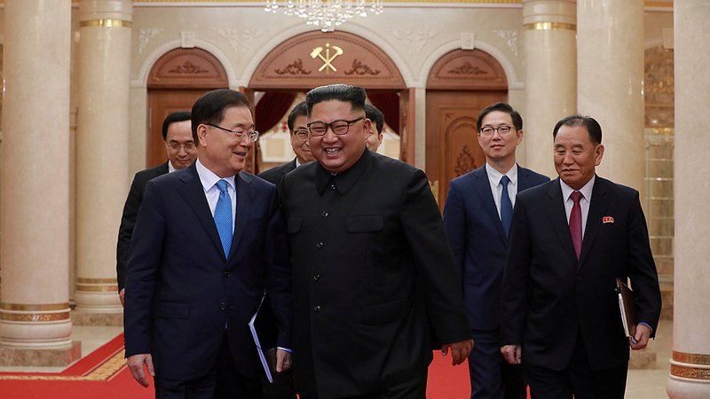 Fotografija: Severnokorejski voditelj Kim Džong Un in južnokorejski svetovalec za državno varnost Čung Eui Jong sta se v sredo sestala v Pjongjangu. FOTO: Reuters