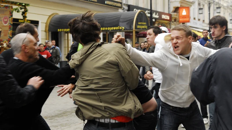 Fotografija: Javnost se zdaj tudi v Sloveniji sprašuje, kdo so ljudje, ki sodelujejo v radikalnih skupinah, in kaj jih žene. FOTO: Reuters