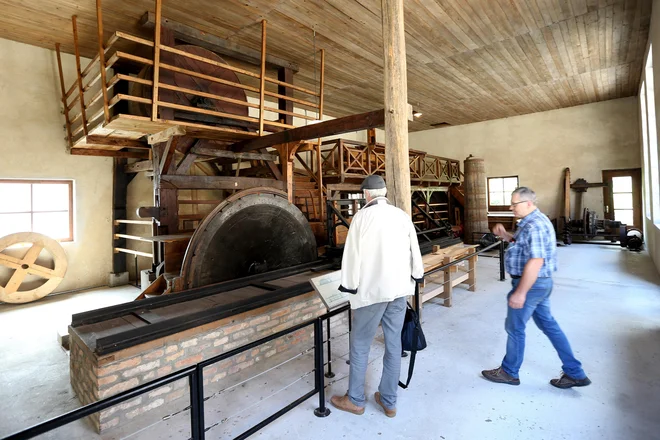 Furnirnico so v Bistro prenesli s Podrečja pri Domžalah.<br />
FOTO Tomi Lombar