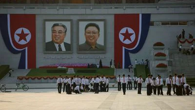 Zaradi spremenjenih okoliščin 70. obletnice ustanovitve Severne Koreje ne bodo proslavljali z jedrskimi preizkusi ali izstrelitvami novih raket; to pa seveda ne pomeni, da se bo ikonografija iz minulih časov spremenila. FOTO: AFP