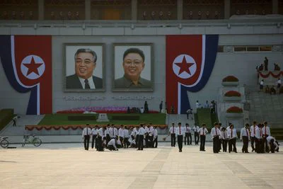 Zaradi spremenjenih okoliščin 70. obletnice ustanovitve Severne Koreje ne bodo proslavljali z jedrskimi preizkusi ali izstrelitvami novih raket; to pa seveda ne pomeni, da se bo ikonografija iz minulih časov spremenila. FOTO: AFP