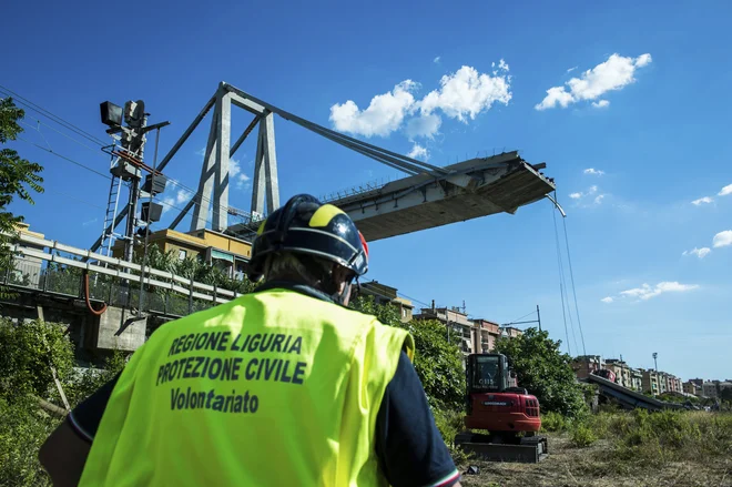 Obtožnice bodo segle tudi v vrh zasebnega podjetja Autostrade, ki je imelo most v koncesiji, in italijanskega ministrstva za infrastrukturo ter javno ustanovo. FOTO: AP