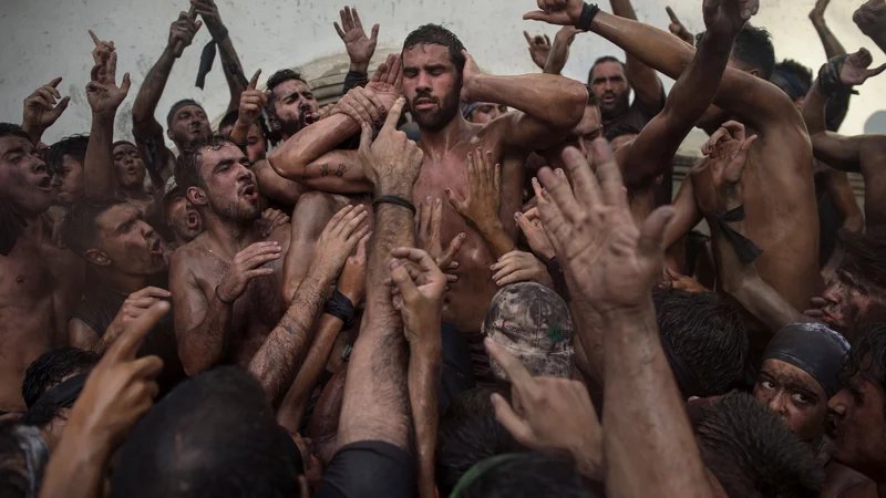 Fotografija: V bližini španske Granade poteka tradicionalni festival Cascamorras. Vsako leto na isti dan se prebivalec Guadixa obleče kot čudaški lik Cascamorras. Le ta potuje tri kilometre do vasi Baza, na poti pa ga spremljala skupina predstavnikov. skupaj poskušajo ugrabiti kip Piete, preden se bodo po treh dneh vrnili v Guadix, kjer ga bodo domačini kaznovali, če mu spodleti. Foto Jorge Guerrero Afp