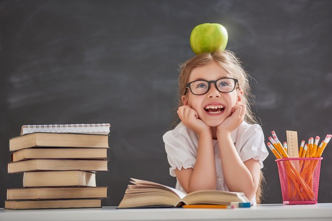 Ni dovolj, da otroka pošljemo v sobo, naj se uči, saj bo počel vse kaj drugega, čeprav bo sedel pred odprto knjigo. FOTO Shutterstock