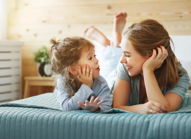 Če starš gradi na komunikaciji in usvajanju različnih veščin od majhnega, otrok tudi v obdobju, ko se želi distancirati od staršev, čuti, da ima še nekaj skupnega z njimi, da se z njimi lahko še o čem pogovarja, in bo pod pretvezo še vedno poiskal kakšno