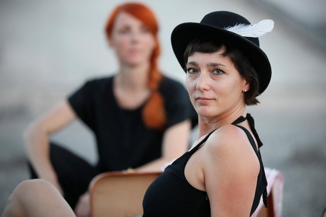 Tanja Komadina, ilustratorka, in Maša Ogrizek, pisateljica, soavtorici knjige Gospa s klobukom.<br />
Foto Uroš Hočevar