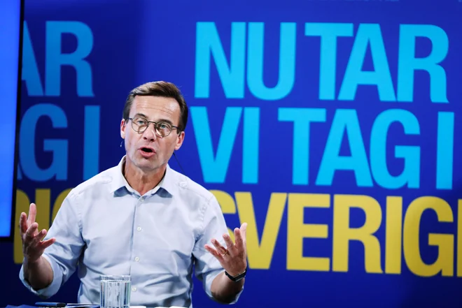 Voditelj Zmerne stranke Ulf Kristersson med volilno kampanjo. FOTO: TT News Agency/Soren Andersson via REUTERS