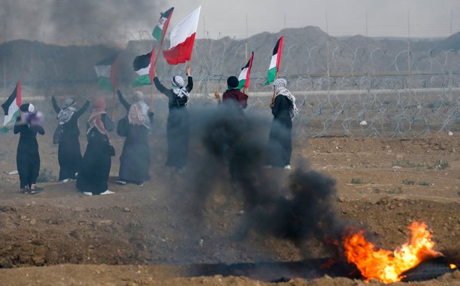 Na meji med palestinskim območjem Gaza in Izraelom so na današnjih protestih Palestincev, znova izbruhnili spopadi med protestniki in izraelsko vojsko. FOTO: Said Khatib/Afp