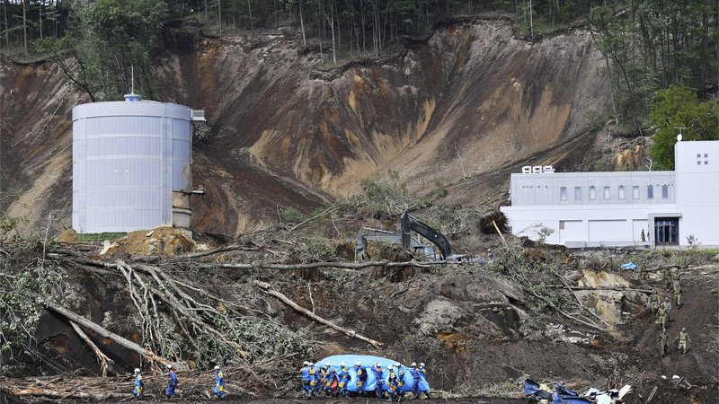 Fotografija: V reševanju po potresu na Japonskem sodeluje kar okoli 40 tisoč reševalcev z buldožerji, sledilnimi psi in 75 helikopterji. FOTO: AP