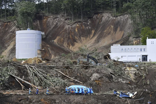 V reševanju po potresu na Japonskem sodeluje kar okoli 40 tisoč reševalcev z buldožerji, sledilnimi psi in 75 helikopterji. FOTO: AP