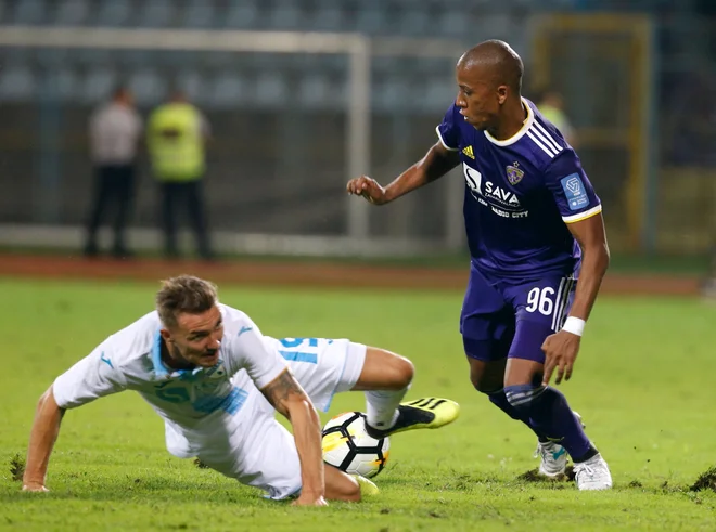 Sploh je večer mineval v prijateljskem ozračju domače bele barve in gostujoče vijolične. FOTO: Jože Suhadolnik/Delo