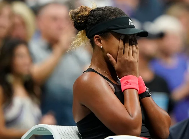 Naomi Osaka se zaradi vsega, kar se je dogajalo s Sereno Williams, ni mogla zares veseliti svojega prvega naslova za veliki slam. FOTO: AFP