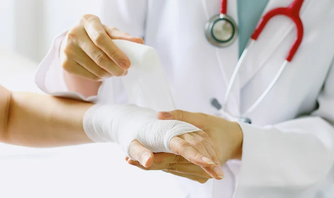 V vseh razvitih sistemih so ukrepi usmerjeni v spoštovanje strokovno dopustnih čakalnih dob glede na zdravstvene potrebe prebivalstva. FOTO: Getty Images/istockphoto