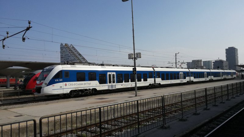 Fotografija: Vozni red je sicer organiziran tako, da bodo lahko potniki iz Trsta pot nadaljevali z regionalnimi vlaki. FOTO: Slovenske železnice