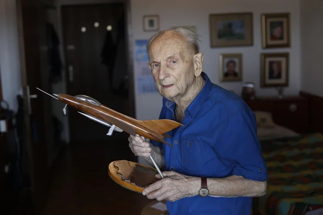 &raquo;Ko je pilot v nevarnosti, mora ostati miren in hladnokrven. Odločiti se mora v nekaj sekundah in ne sme si premisliti.&laquo; Foto:Leon Vidic