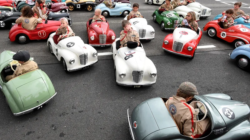 Fotografija: V Goodwoodu na jugu Anglije poteka tridnevni klasični dirkaški festival Goodwood Revival, na katerem so se v dirki z avtomobilčki na pedale lahko pomerili tudi najmlajši. FOTO: Toby Melville/Reuters